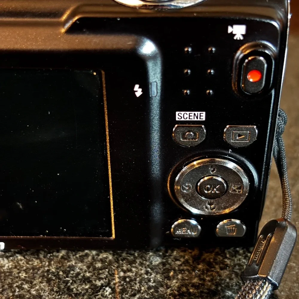Nikon COOLPIX S3100 Digital Camera 14 MP‎ 5X Nikon Wide Angle Optical Zoom